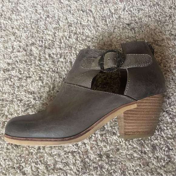 Antelope Brand Taupe Leatherr Cut Out Block Heel Ankle Boots With Buckle Size 38 - Picture 5 of 6